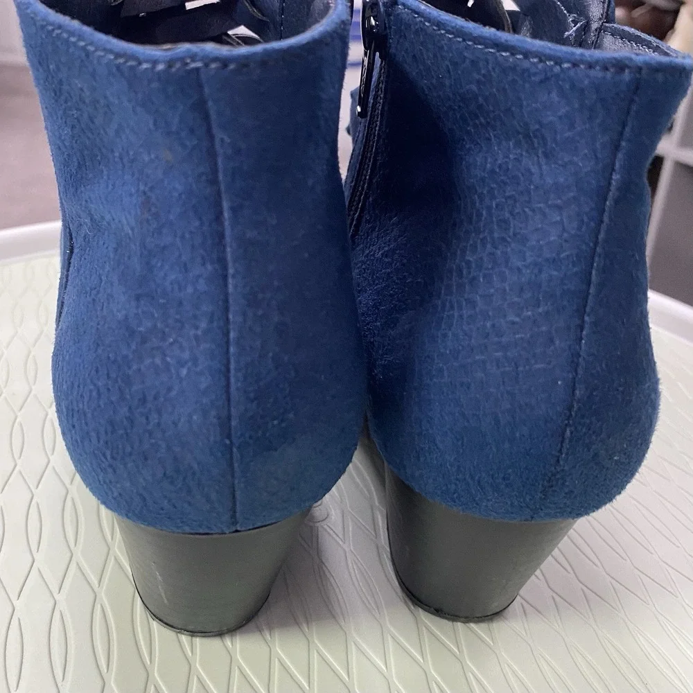 Yuu Booties, Ranser Zip On Women's 7M Navy Blue Leather‎ Chunk Heel Design